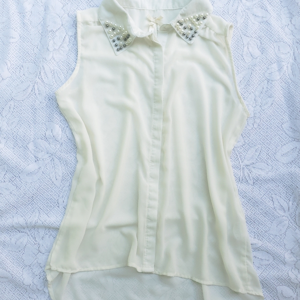 💥4/$15 Women's cream beaded collared blouse